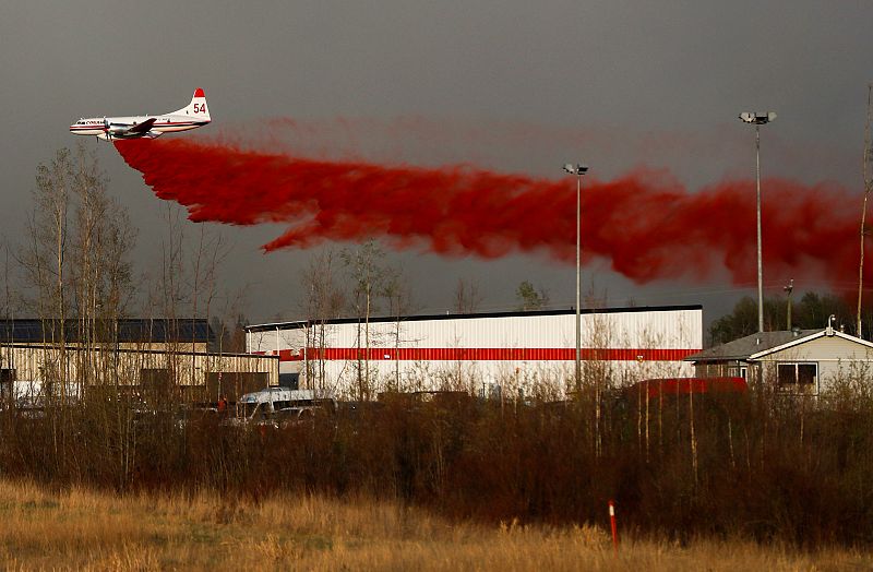 Un avión expulsa un retardante para combatir el fuego cerca de Fort McMurray