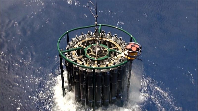 Los científicos toman muestras de agua oceánica a diferentes profundidades
