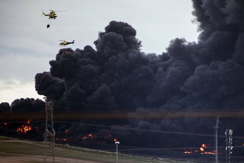 Helicópteros de los servicios de emergencias trabajan en la extinción del incendio