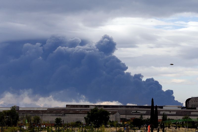 Columna de humo provocada por el incendio en el cementerio de Seseña, un tercio del cual se encuentra en Valdemoro