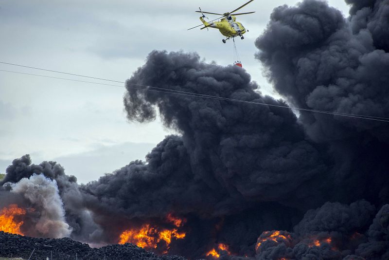 Un helicóptero trabaja en las labores de extinción en Seseña