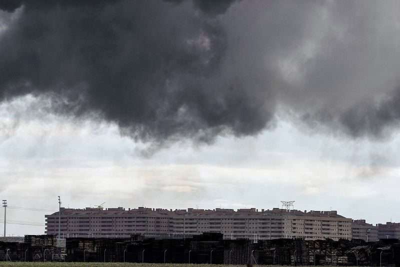 El fuego ha provocado una gran columna de humo negro visible a varios kilómetros