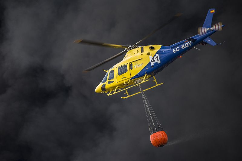 Un helicóptero de los servicios de emergencias trabaja en labores de extinción