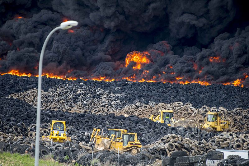 Varias excavadoras trabajan para perimetrar la zona del fuego