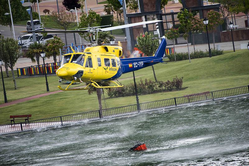 Un helicóptero de los servicios de emergencias en labores de extinción del incendio