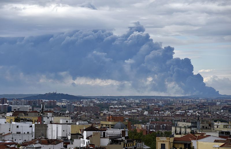 Vista de la humareda del incendio desde la Catedral de la Almudena de Madrid