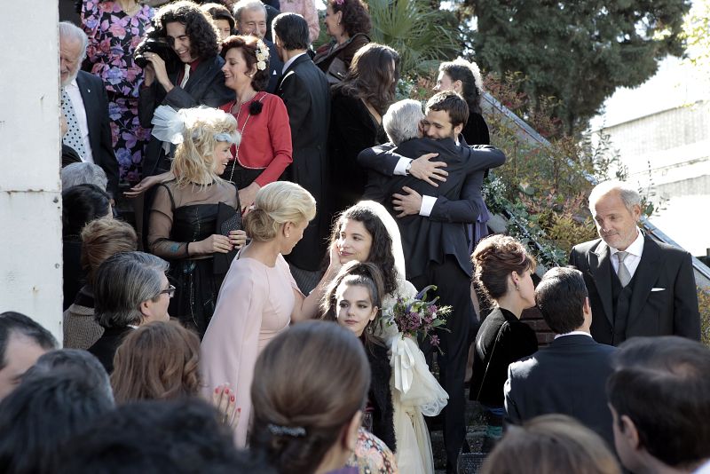 Cuéntame cómo pasó - Los Alcántara, a la salida de la iglesia