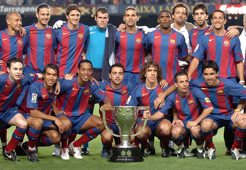 Los jugadores del FC. Barcelona posan con el trofeo que les acredita como campeones de la liga de futbol 2004-2005.