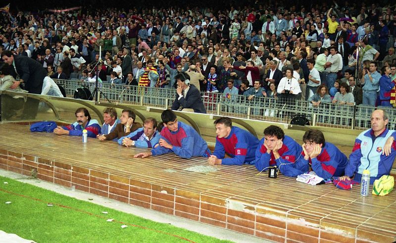 Los jugadores del Barça pendientes de los transistores para saber el resultado del Real Madrid en Tenerife (1992).