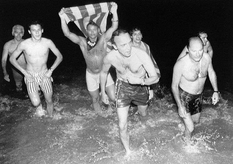 El vicepresidente del F. C. Barcelona, Joan Gaspart (centro), saliendo de la playa de la Barceloneta dónde se zambulló junto con otros aficionados para celebrar la Liga conseguida por su club.