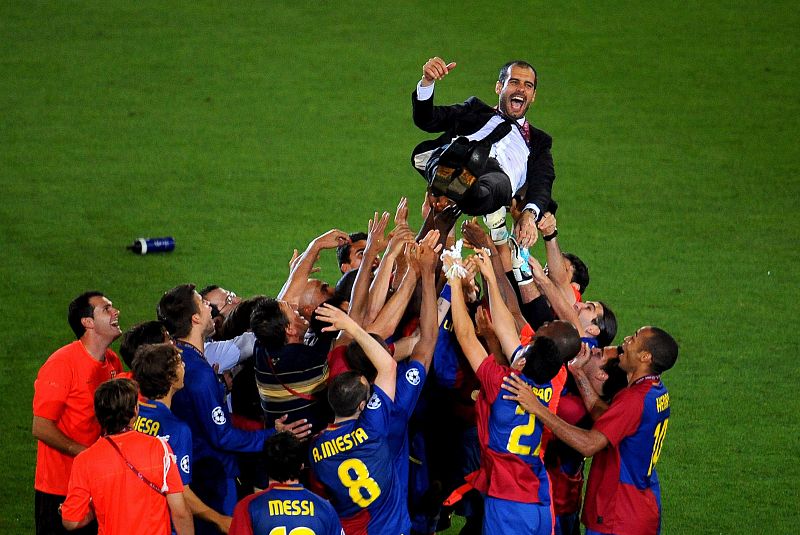 Los jugadores del FC Barcelona levantan a su entrenador Josep Guardiola en el año de los seis títulos (2009).