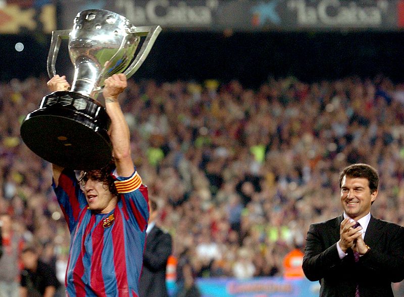 El capitán del FC Barcelona, Carles Puyol, sostiene la copa.