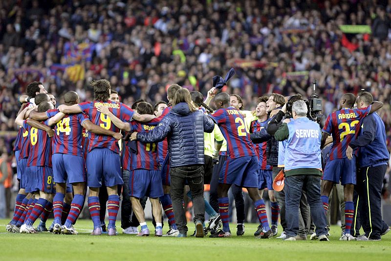 Los jugadores del Barça celebran la victoria 4-0 sobre el Valladolid que significaba el título de Liga (2010).