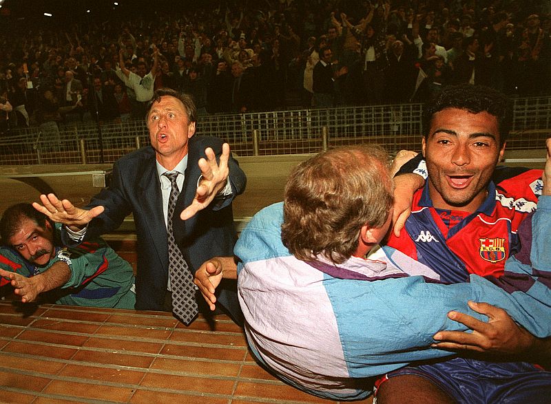 Los jugadores del Barça celebran en el banquillo el fallo de Djukic en el penalti de Riazor ante el Valencia (1994).