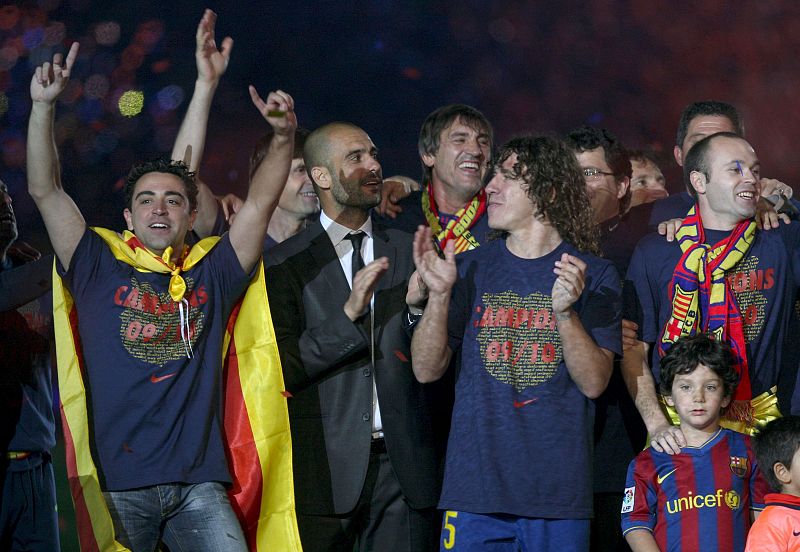 Guardiola celebra su segunda Liga junto a los capitanes Xavi y Puyol (2010).