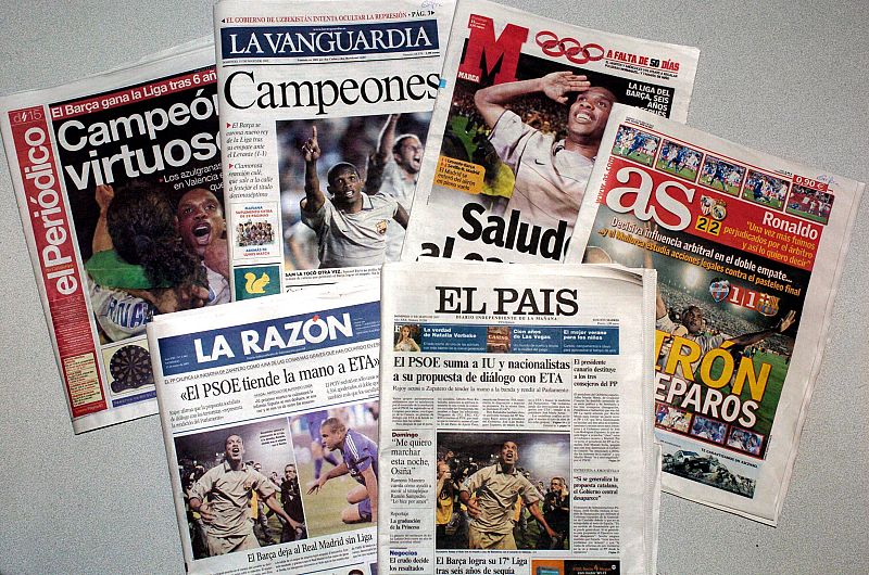 Portadas de los principales rotativos de tirada nacional en España en las que se menciona el triunfo del FC Barcelona en la Liga 2004-2005.
