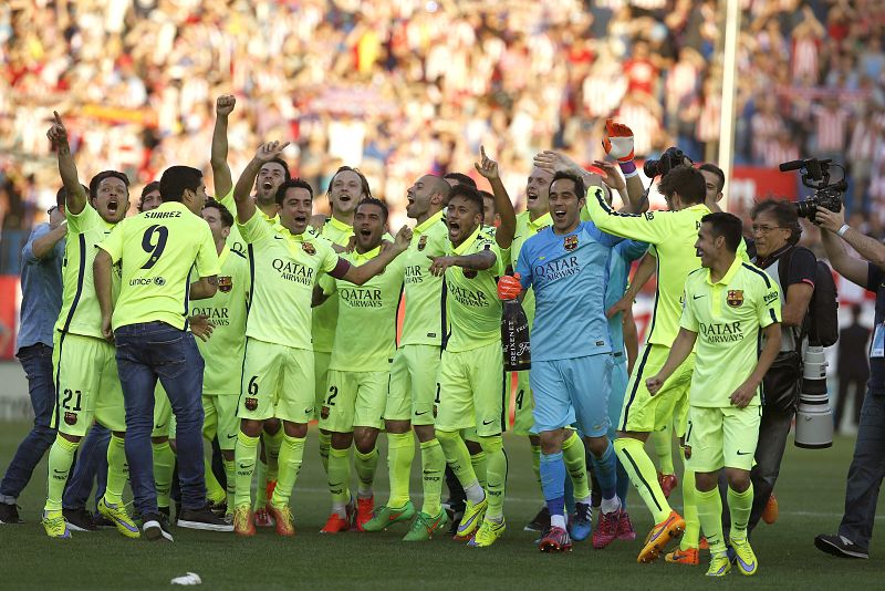 Los jugadores del Barcelona celebran el título de Liga conseguido tras su victoria ante el Atlético de Madrid (2015).