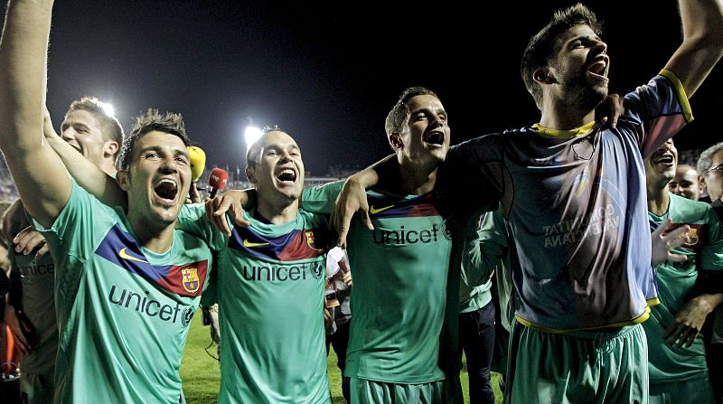 Los jugadores del FC Barcelona celebran el título de Liga tras el empate conseguido en el campo del Levante (2011).