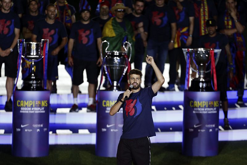 Gerard Piqué se acuerda de Kevin Roldán durante la celebración del triplete en el Camp Nou.