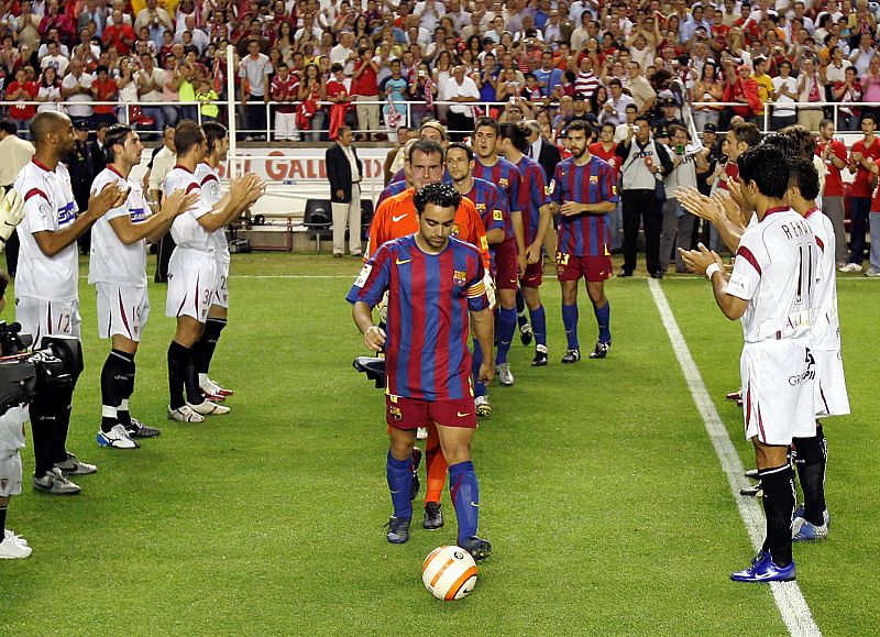 Los jugadores del Sevilla hacen el pasillo a la plantilla del FC Barcelona por vencer la Liga (y posteriormente la Champions) en 2006.