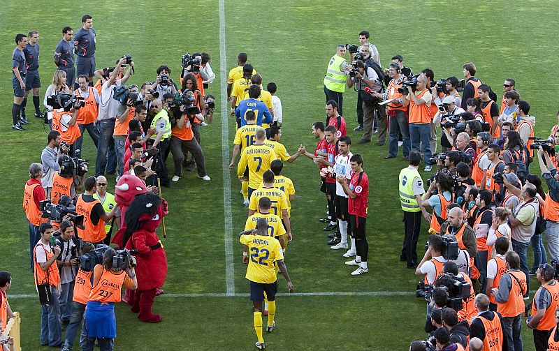 Los jugadores del RCD Mallorca hacen el tradicional "pasillo" de honor a la plantilla del FC Barcelona, en homenaje por los títulos de Liga y Copa del Rey (2009).