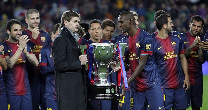 El entrenador del F.C.Barcelona, Tito Vilanova (i), y el francés Eric Abidal con el trofeo (2013).