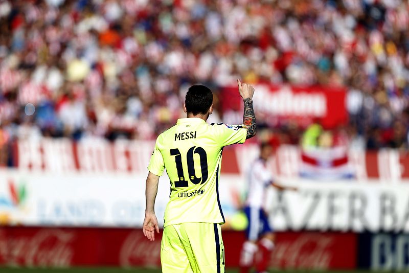 Messi celebra el gol en el Calderón que encamina a su equipo al alirón (2015).