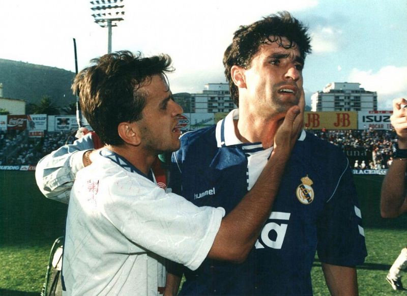 Quique Estebaranz consuela a Míchel tras perder la Liga en Tenerife por segundo año consecutivo (1993).