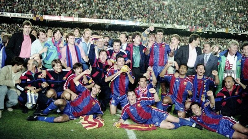 Los jugadores del FC Barcelona posan con el título de Liga de la temporada 1993-1994.