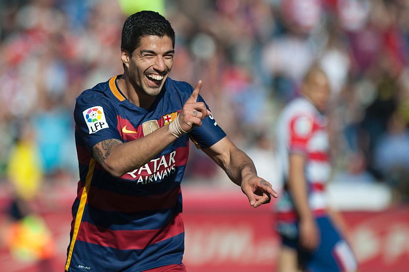 Luis Suárez encamina con sus goles el partido decisivo en Granada (2016).