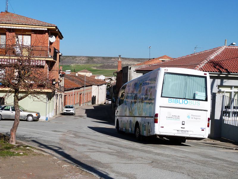 El bibliobús a la puerta de la escuela