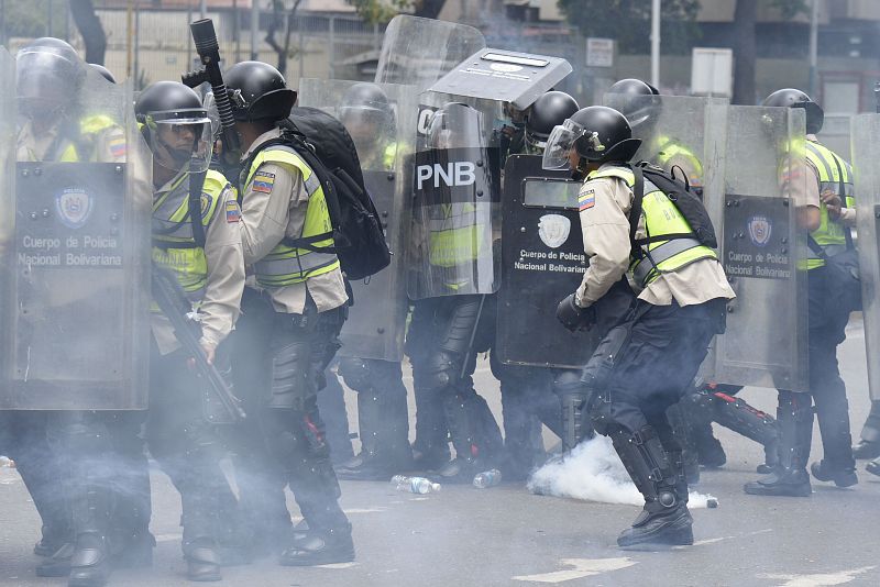 Agentes de la Policía Nacional Bolivariana disuelven de manera violenta una protesta convocada en Caracas contra el presidente Nicolás Maduro