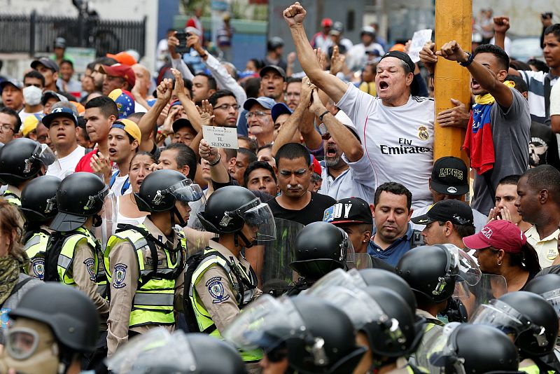 Miles de venezolanos salen a la calle para exigir la celebración de un referéndum revocatorio