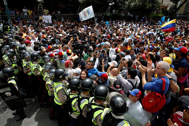 Opositores al régimen de Nicolás Maduro reclaman la celebración de un referéndum revocatorio para destituir al presidente bolivariano