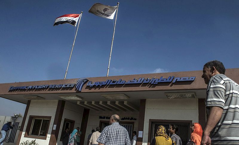 Empleados de la compañía aérea EgyptAir llegan a la terminal de llegadas del aeropuerto de El Cairo, el 19 de mayo de 2016. AFP PHOTO / KHALED DESOUKI