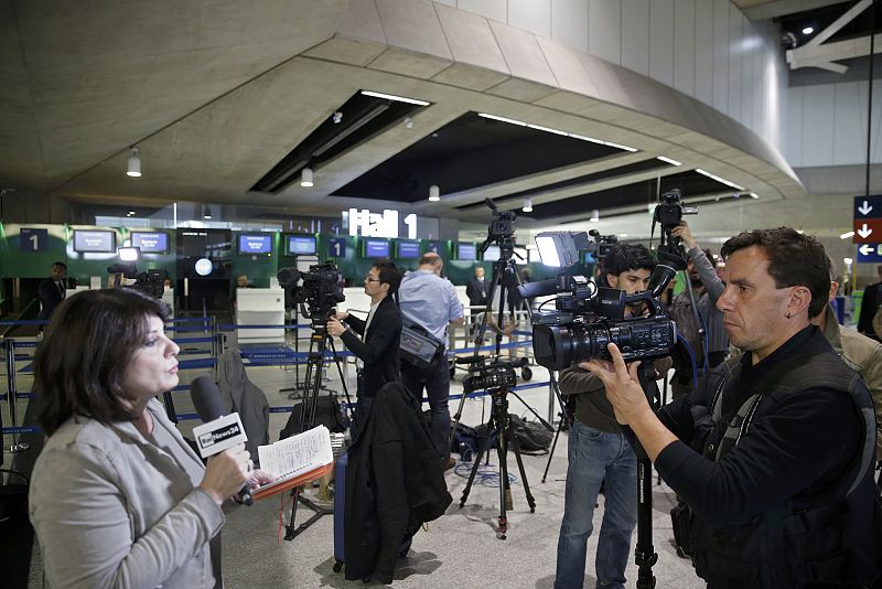 Una periodista realiza un directo desde el aeropuerto Charles de Gaulle