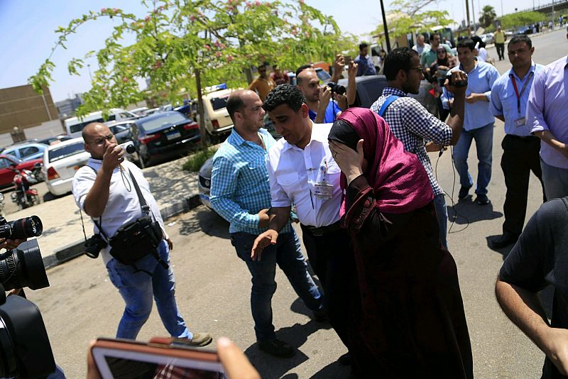 LLEGADA DE FAMILIARES AL AEROPUERTO DE EL CAIRO