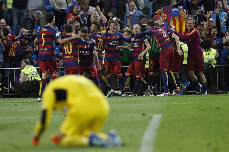 Los jugadores del FC Barcelona celebran el gol del brasileño Neymar