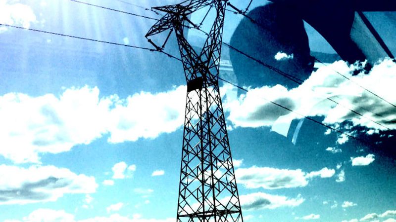 Las líneas de alta tensión como elemento constante en el paisaje del país.