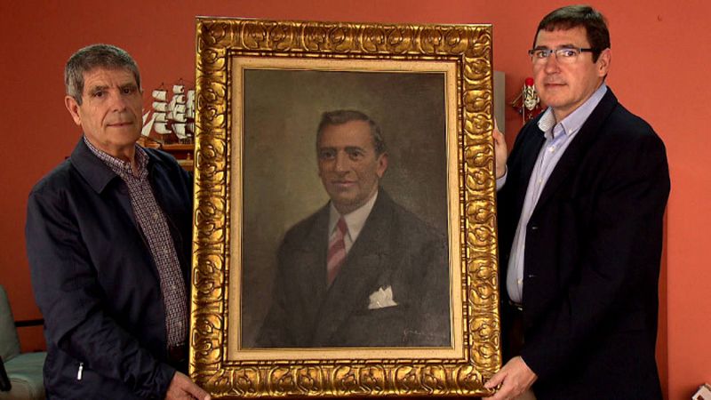 Enrique Mas y Guillermo Belso sostienen el retrato del primer presidente de la cooperativa eléctrica de Crevillent.