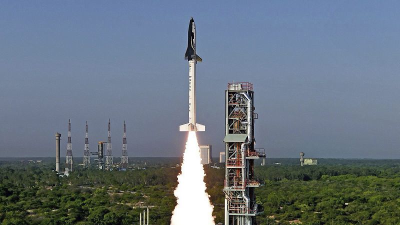 En esta misión experimental, un cohete propulsado por combustible sólido HS9, portando el prototipo de avión espacial RLV-TD, despegó del Centro Espacial Satish Dhawan.