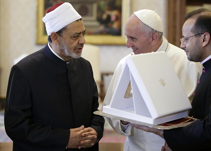 EL PAPA FRANCISCO SE REÚNE CON EL IMÁN DE LA MEZQUITA DE AL AZHAR