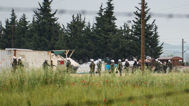 Un cordón de policías griegos rodea el campamento de refugidos de Idomeni, en la frontera greco-macedonia