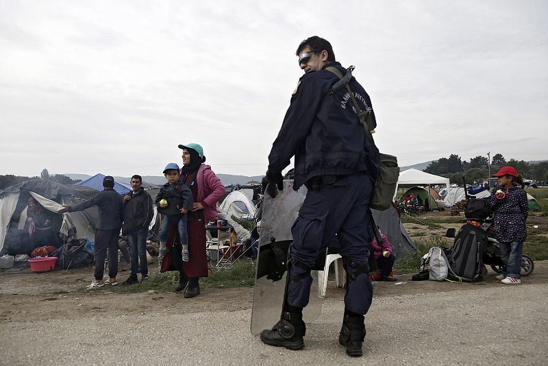 La policía griega desaloja Idomeni