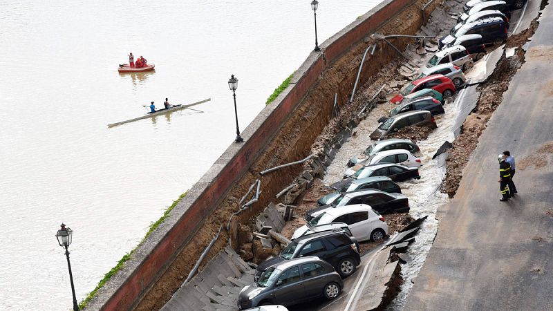Un socavón a orillas del Arno  engulle a 20 coches en el centro de Florencia