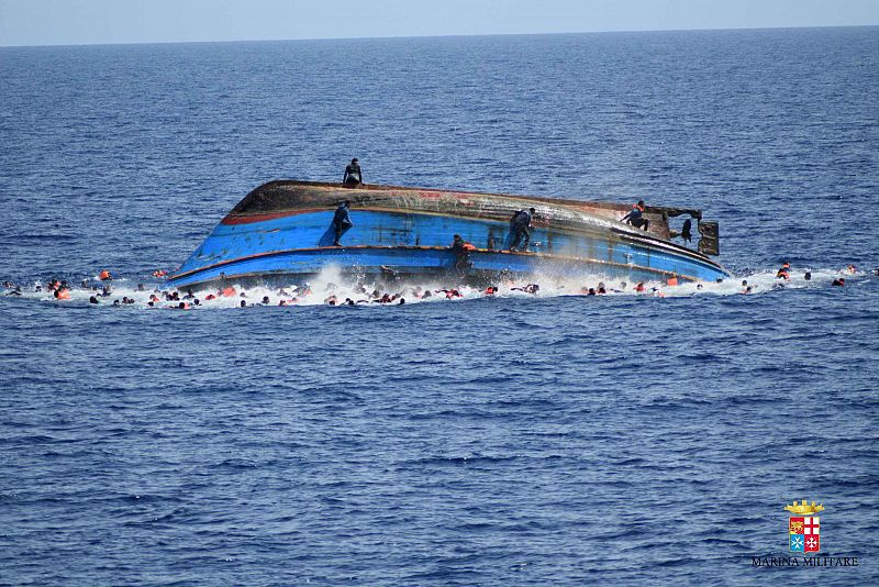 La barcaza ha volcado por completo antes de que los barcos de la Marina Militar italiana pudieran socorrer a los ocupantes