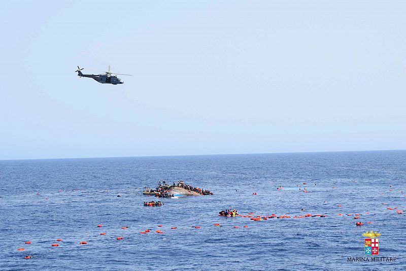 Otros ocupantes de la barcaza han sido rescatadas por las lanchas salvavidas italianas