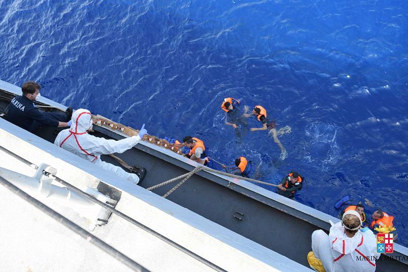 La Marina Militar italiana recoge a varias de las personas caídas al mar en el naufragio, ocurrido a una treintena de kilómetros de la costa libia