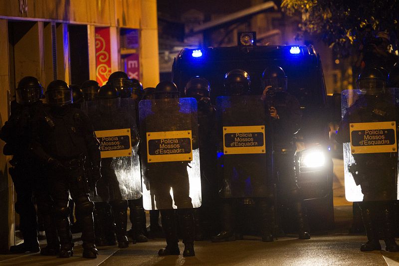 Los Mossos d'Esquadra protegen el "banco expropiado" para evitar que los manifestantes se acerquen al inmueble.