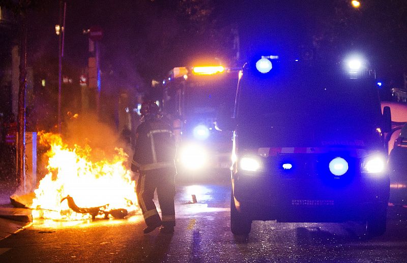 Tercera noche de protestas por el desalojo del "banco expropiado", una antigua sucursal bancaria ocupada en 2011.